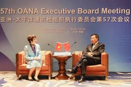 VNA General Director Vu Viet Trang (L) meets with Xinhua President Fu Hua in China’s Hainan province on December 3. (Photo: VNA)