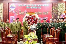 Officers of the public security forces of Salavan, Khammuon and Savannakhet provinces extend New Year greetings to officers and soldiers of the Quang Tri provincial Border Guard Command (Photo: VNA)