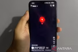 Resident shows a viral video clip of a loud boom accompanied by the appearance of a fireball in the sky over Cirebon, West Java, on October 5 (Photo: en.antaranews.com)