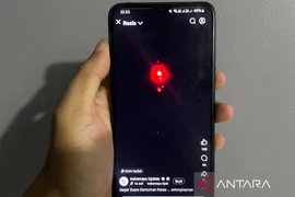 Resident shows a viral video clip of a loud boom accompanied by the appearance of a fireball in the sky over Cirebon, West Java, on October 5 (Photo: en.antaranews.com)