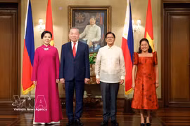 Party General Secretary and State President To Lam (second from left) and his spouse, and Philippine President Ferdinand Romualdez Marcos Jr. and his spouse, pose for a photo in Manila. (Photo: VNA)