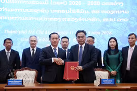 Standing Vice Chairman of the Ho Chi Minh City People’s Committee Nguyen Loc Ha (R) and Vice Chairman of the Champasak provincial Administrative Committee Phimpone Phandanuvong sign an MoU on cooperation between the two localities for the 2026-2030 period. (Photo: VNA)