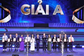 National Assembly Chairman Tran Thanh Man (6th from right) and Chairman of the Party Central Committee’s Commission for Information, Education and Mass Mobilisation Trinh Van Quyet (7th from right) present A prizes to award-winning authors and groups of authors at the 20th National Press Awards Ceremony. (Photo: VNA) 