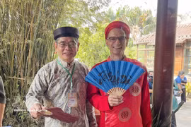 Foreign diplomats wear ao dai (Photo: VNA)
