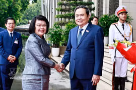 National Assembly Chairman Tran Thanh Man (R) welcomes Cambodian National Assembly President Samdech Khuon Sudary, who paid an official visit to Vietnam from July 27 to 29. (Photo: VNA) 