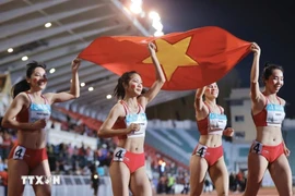 Hoang Thi Minh Hanh, Le Thi Tuyet Mai, Nguyen Thi Hang and Nguyen Thi Ngoc deliver an outstanding performance to win the gold medal in the women’s 4x400m relay. (Photo: VNA) 