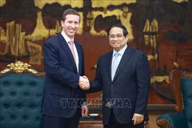 Prime Minister Pham Minh Chinh (R) receives Warburg Pincus CEO Jeffrey Perlman (Photo: VNA)