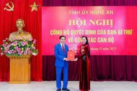 Bui Thi Quynh Van (R), member of the Party Central Committee and Deputy Chairwoman of its Organisation Commission, presents the decision appointing Vo Trong Hai to the position of Deputy Secretary of the Nghe An provincial Party Committee. (Photo: VNA)