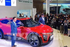 Pham Sanh Chau (left), CEO of VinFast Asia, and Ashwin Ashok Patil, Deputy CEO of Sales and Marketing of VinFast India, at the launch of the VF7 model. (Photo: VNA)