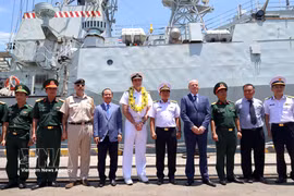 Officials at the welcome ceremony for the Canadian Navy’s HMCS Charlottetown frigate at Tien Sa Port in Da Nang on May 15 (Photo: VNA)