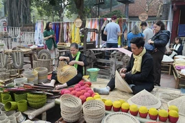 Handicrafts on display at the Temple of Literature (Photo: hanoimoi.com.vn)