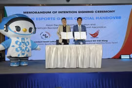 Representatives from the Vietnam Recreational and Electronic Sports Association and the Asian Esports Federation sign the Memorandum of Understanding confirming Vietnam as host of the second Asian Esports Games. (Photo: AESF)