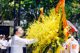 Party General Secretary and State President To Lam offers flowers at Truong Son National Martyrs’ Cemetery (Photo: VNA)