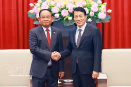Politburo member and Minister of Public Security General Luong Tam Quang (R) welcomes Secretary of State at the Cambodian Ministry of Interior Santibindit Chan Ean in Hanoi on August 4. (Photo: VNA)