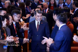 Prime Minister Le Minh Hung (C) is welcomed at the plenary session of the 33rd Diplomatic Conference in Hanoi on August 4. (Photo: VNA)