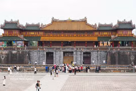 A large number of visitors tours Ngo Mon (Noon Gate) at the Hue Imperial Citadel. (Photo: VNA)