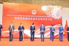 Delegates cut the ribbon to open the Vietnamese Consulate General in Chongqing (Photo: VNA)