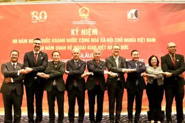 Vietnamese Ambassador to Germany Nguyen Dac Thanh (C) poses for a photo with guests at the ceremony. (Photo: VNA)