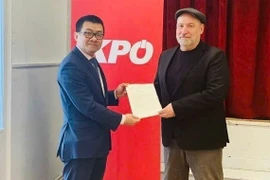 Vietnamese Ambassador to Austria Vu Le Thai Hoang (L) delivers a letter of appreciation from the CPV Central Committee for the congratulatory message sent on the occasion of the CPV’s 14th National Congress to Leader of the Communist Party of Austria (KPÖ) Günther Hopfgartner. (Photo published by VNA)