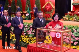 Delegates cast their votes to elect the 18th Hanoi Party Committee for the 2025–2030 term. (Photo: VNA) 