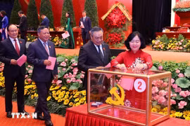 Delegates cast their votes to elect the 18th Hanoi Party Committee for the 2025–2030 term. (Photo: VNA) 