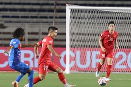 Vietnam (red) hold the Philippines to a dramatic 1-1 draw in their ASEAN Cup group stage match (Photo: VNA)