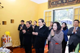 National Assembly Chairman Tran Thanh Man (C), and NA Vice Chairpersons Nguyen Khac Dinh and Nguyen Thi Thanh offer incense in commemoration of President Ho Chi Minh. (Photo: VNA)