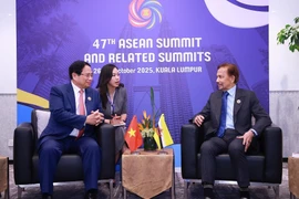 Prime Minister Pham Minh Chinh (L) meets with Brunei’s Sultan Haji Hassanal Bolkiah in Kuala Lumpur on October 28. (Photo: VNA)