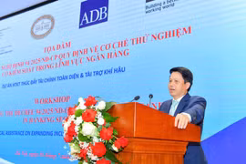 Deputy Governor of the State Bank of Vietnam Pham Tien Dung speaks at the seminar. (Photo: VietnamPlus)