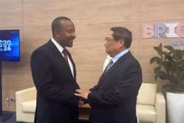 Prime Minister Pham Minh Chinh (R) and Ethiopian Prime Minister Abiy Ahmed Ali meet in October 2024 in Russia. (Photo: VNA)