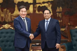 Prime Minister Pham Minh Chinh (R) receives Park Chang-dal, Special Envoy of the RoK President (Photo: VNA)