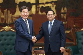Prime Minister Pham Minh Chinh (R) receives Park Chang-dal, Special Envoy of the RoK President (Photo: VNA)