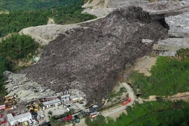 a landslide occurs at a landfill site in Cebu on January 8 (Photo: nbcnews.com)