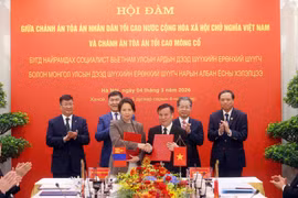 The Vietnam Court Academy and the Judicial Training, Research and Information Academy under the Supreme Court of Mongolia sign an MoU on March 4. (Photo: VNA)