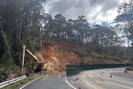 Prenn Pass, the main gateway to Da Lat, is blocked by a serious landslide at noon on December 3 in the Central Highlands province of Lam Dong. (Photo: VNA)