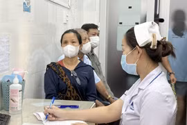 People waiting to see doctors for pink eye at Ho Chi Minh City Eye Hospital. (Photo: VNA)