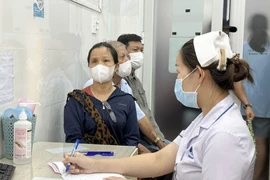 People waiting to see doctors for pink eye at Ho Chi Minh City Eye Hospital. (Photo: VNA)