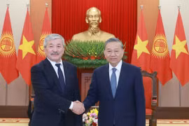 Party General Secretary To Lam (R) welcomes Kyrgyz Prime Minister Adylbek Kasymaliev in Hanoi on March 6. (Photo: VNA)