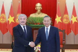 Party General Secretary To Lam (R) welcomes Kyrgyz Prime Minister Adylbek Kasymaliev in Hanoi on March 6. (Photo: VNA)