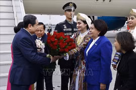 Chairwoman of the Political Council of the Adolat Social Democratic Party of Uzbekistan Makhmudova Robakhon Anvarovna (second from right) welcomes National Assembly Chairman Tran Thanh Man at the I.Karimov Tashkent International Airport. (Photo: VNA)