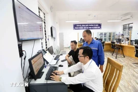 Staff of the Public Administration Service Centre of To Hieu ward, Son La province, handle administrative procedures for local residents. (Photo: VNA) 