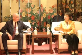 General Director of the Vietnam News Agency Vu Viet Trang (R) and Director General of the Russian news agency TASS Andrey Kondrashov at their working session on the sidelines of the 57th OANA Executive Board Meeting. (Photo: VNA)