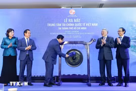 Prime Minister Pham Minh Chinh strikes the gong to inaugurate the Vietnam International Financial Centre in Ho Chi Minh City. (Photo: VNA) 