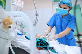 The Intensive Care Unit at Duc Giang General Hospital has continuously introduced and applied advanced specialised techniques to improve the treatment and survival of critically ill patients. (Photo: VNA) 