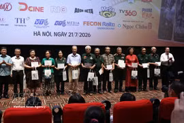 Organisers present gifts to families of martyrs, invalids, revolution contributors and other policy beneficiary families in recognition of their service and sacrifices. (Photo: VNA)