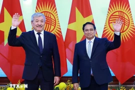 Prime Minister Pham Minh Chinh (R) and his Kyrgyz counterpart Adylbek Kasymaliev at their talks in Hanoi on March 6 (Photo: VNA)