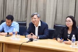 Vietnamese Ambassador to Cuba Le Quang Long (C) speaks at the meeting. (Photo: VNA)