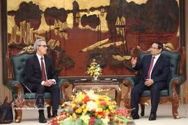 Prime Minister Pham Minh Chinh (R) receives Director for International Ocean Governance and Sustainable Fisheries of the EC Fernando Andresen Guimaraes. (Photo: VNA)