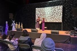 An art performance at the “Festival of Solidarity” held in Cergy (Photo: VNA)