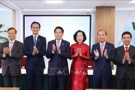 President Luong Cuong (third from left), his spouse, and heads of the Vietnamese representative agencies in the US at the meeting on September 24 (Photo: VNA)